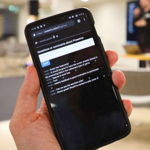 Close-up of a smartphone using presemo to participate in audience questions.